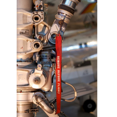 Vyšívaný přívěsek na klíče "Remove Before Flight"