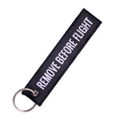 Vyšívaný přívěsek na klíče "Remove Before Flight"